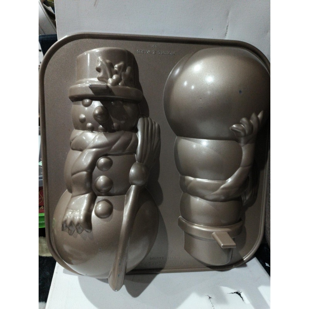 12 1/2" Tall  X 13" Wide Nordic Ware Metal 10 Cups Snowman Cake Baking Pan Mold